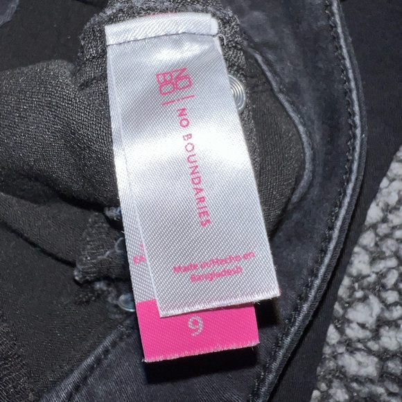 No boundaries Black jeans have stretch size 9 - Picture 4 of 7